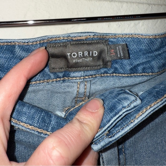 Torrid Light Wash Denim Distressed Shorts, Women’s Size 14 - Picture 6 of 7